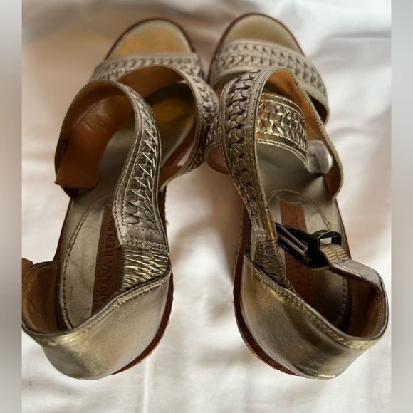 Beautiful Banana Republic “Old Gold” cork wedge sandals Size 6 1/2 - Picture 6 of 11